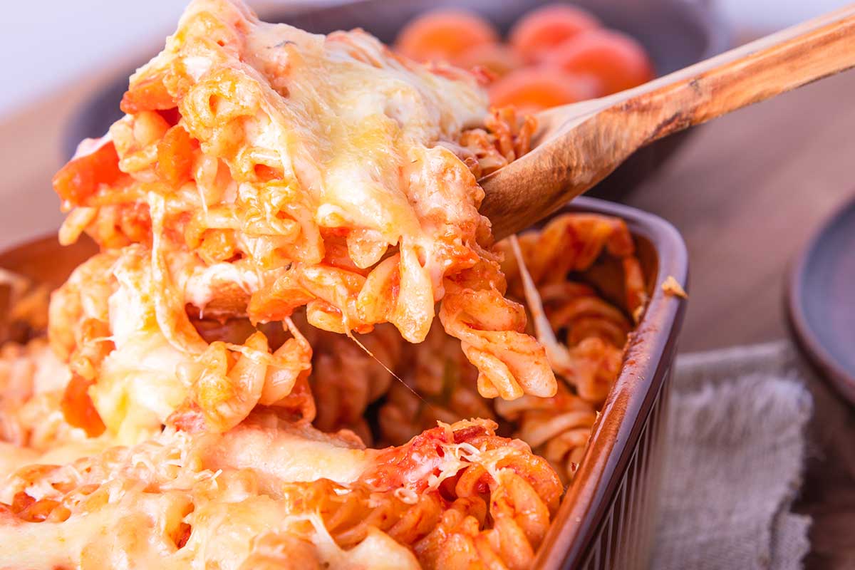 Teglia con dei fusilli con pomodoro cotti al forno