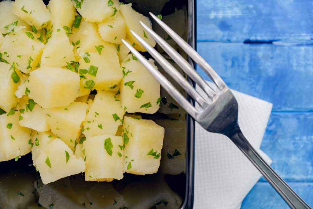 vassoio con insalata di patate al prezzemolo e aglio, cottura patate bollite