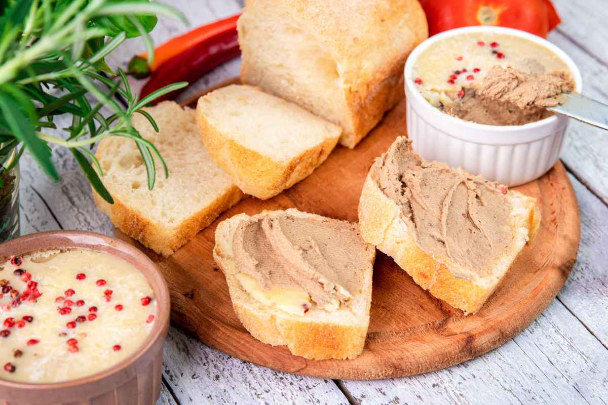 tagliere con tartine e patè misti