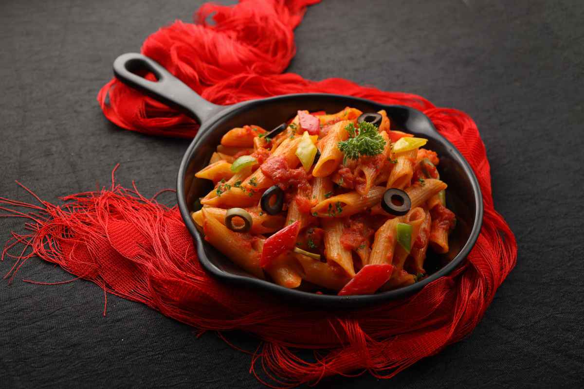 pasta al sugo arrabbiata e olive per primi piatti veloci e facili