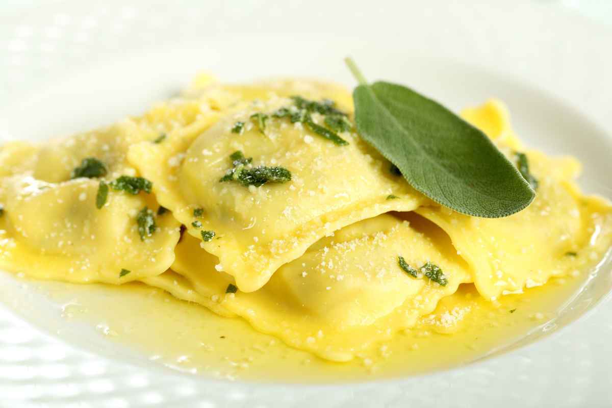 piatto di ravioli di patate conditi con burro e formaggio