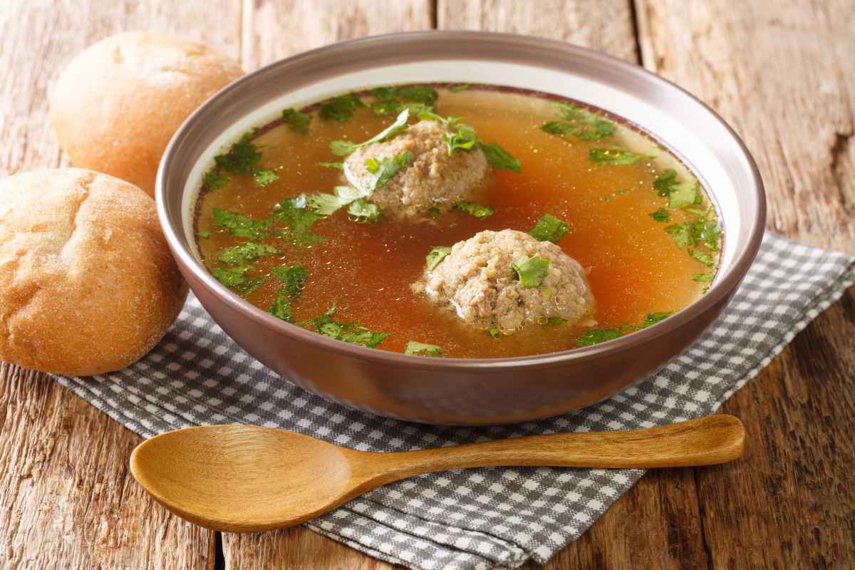 tazza con brodo e canederli
