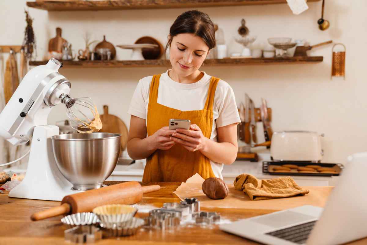donna in cucina cerca ricette su google