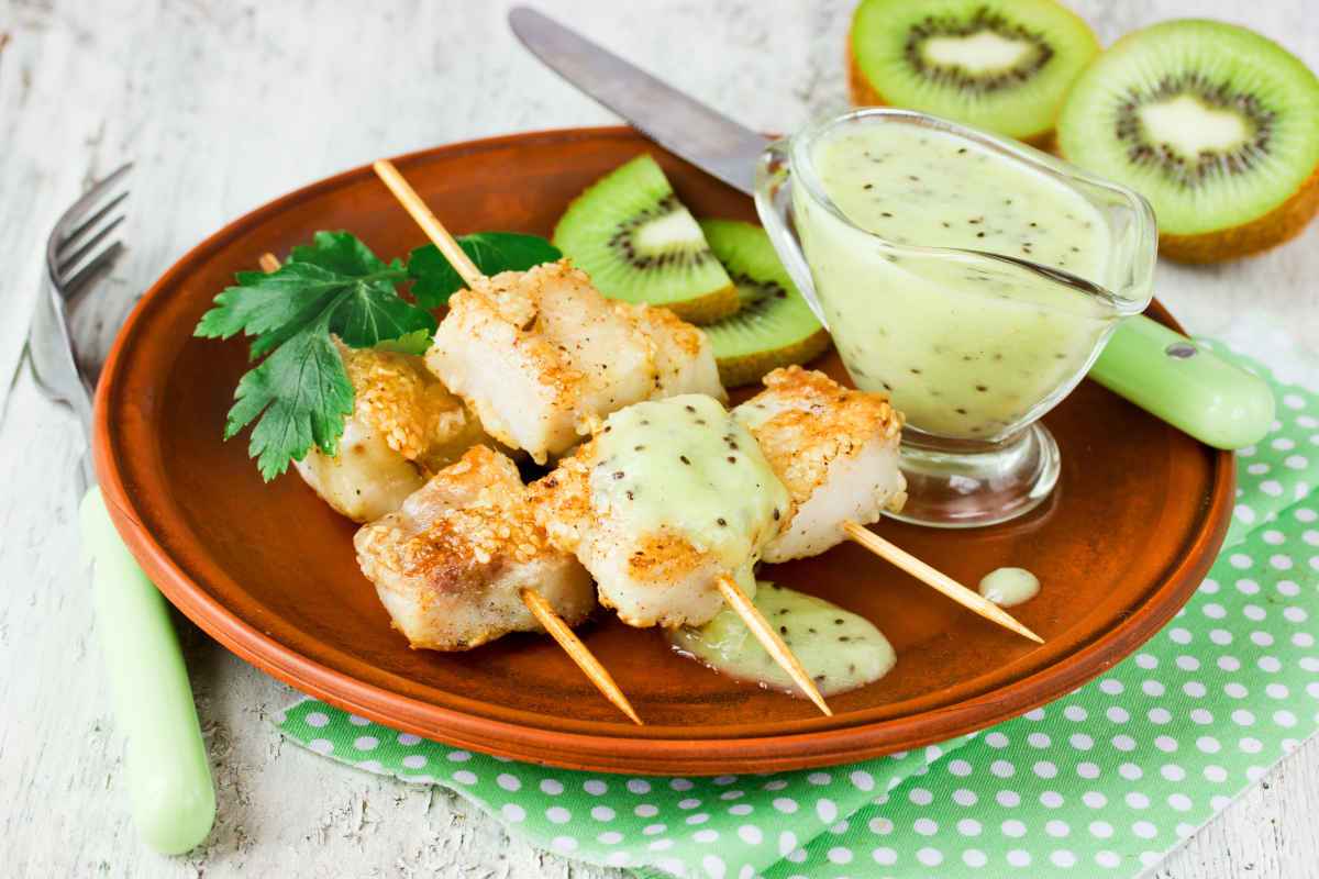 spiedini di pesce e salsa di kiwi