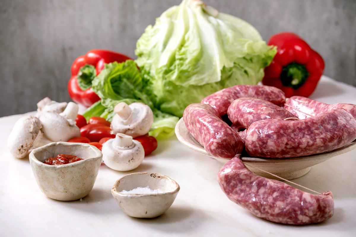 salsiccia cruda pronta per essere cucinata