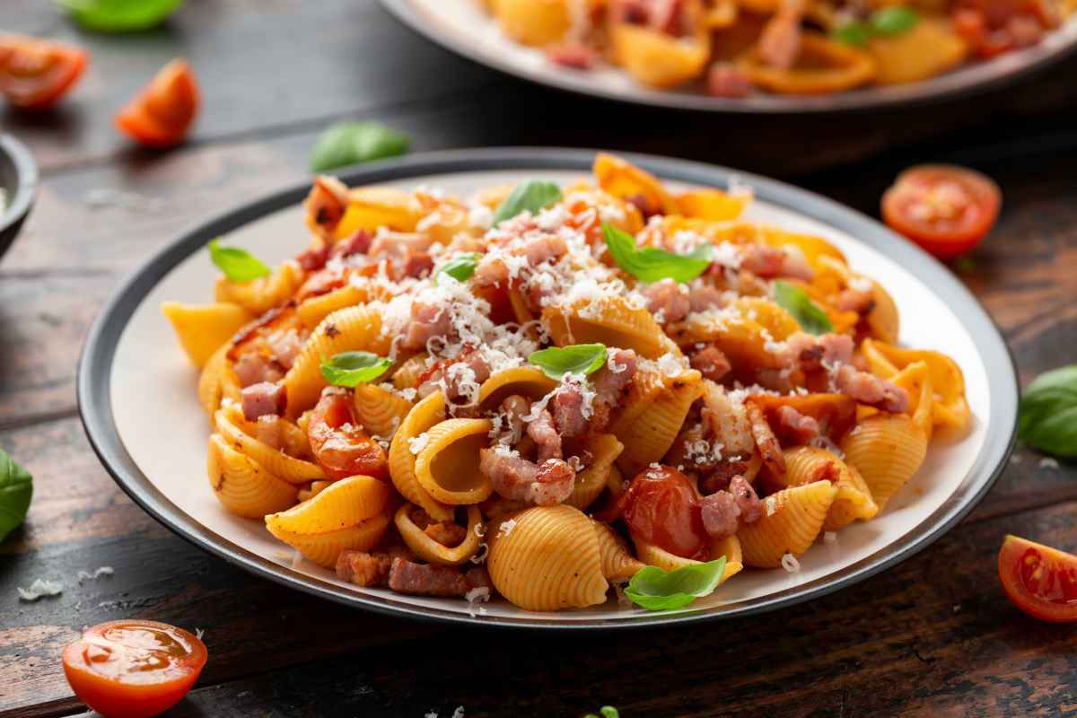 pasta con pancetta e pomodoro per primi piatti saporiti