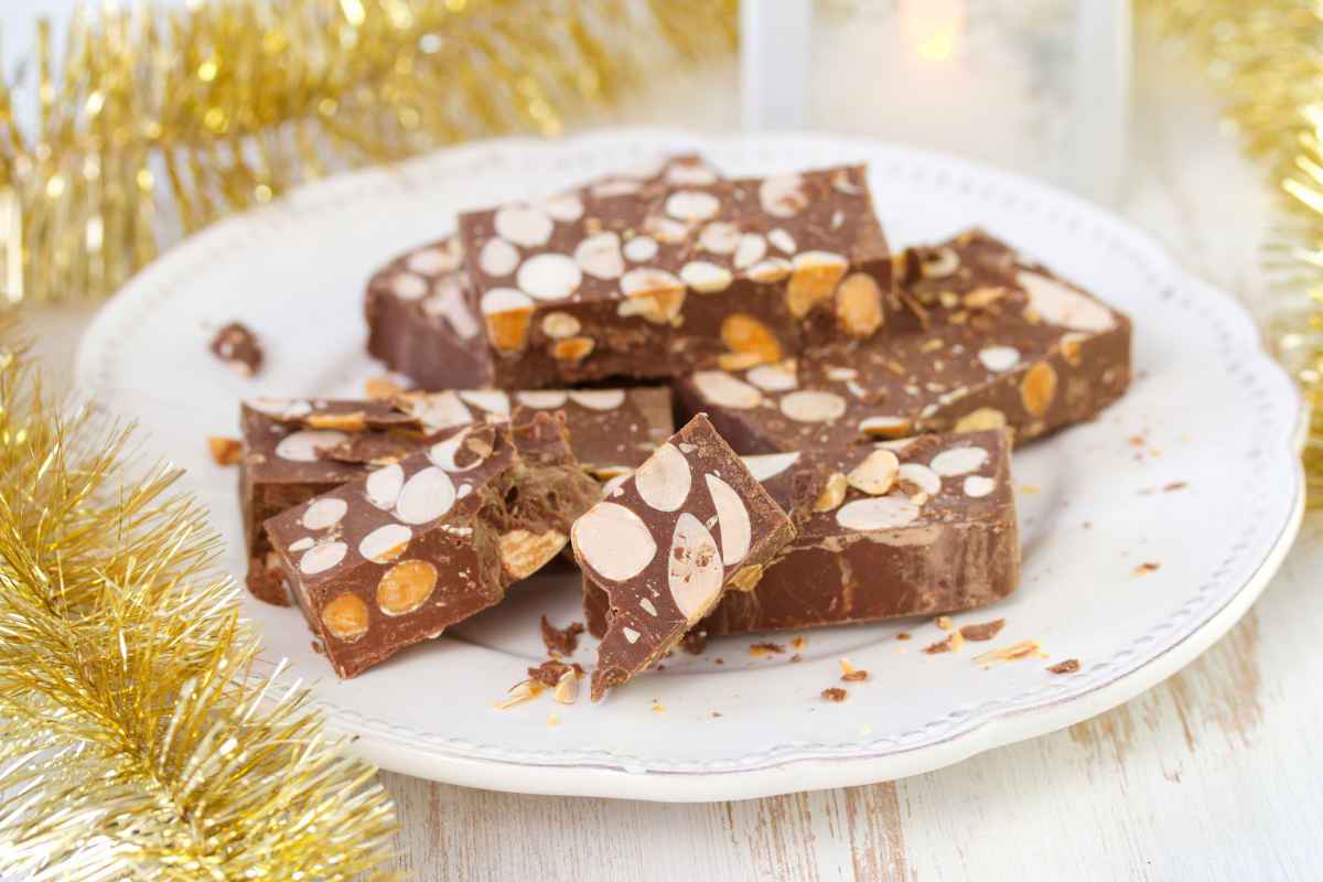 pezzi di torrone al cioccolato e nocciole con mandorle fatto in casa