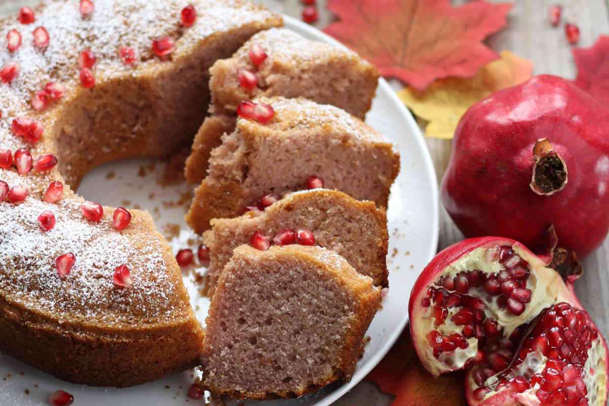 piatto con torta al melograno soffice