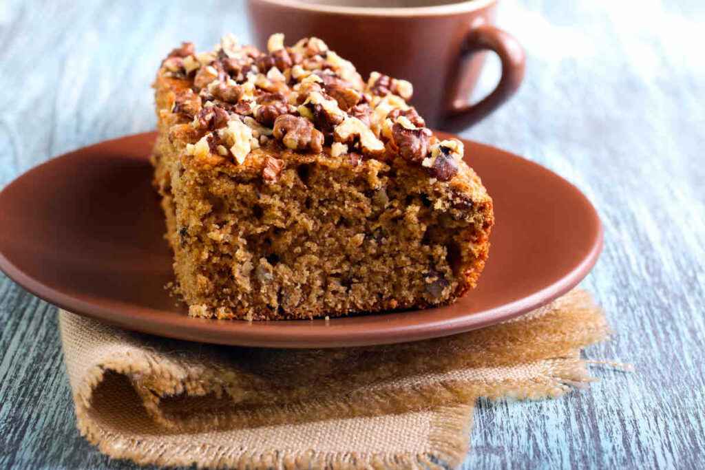 fetta di torta di noci su piattino