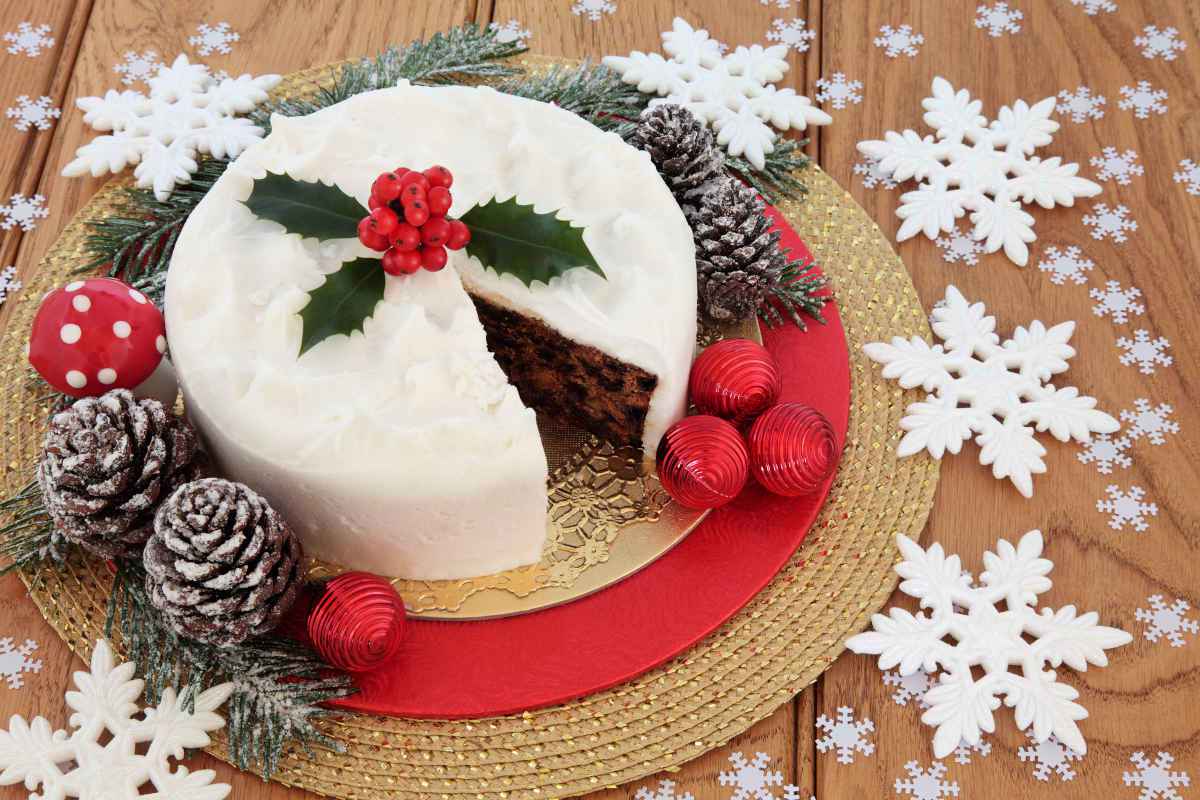 torte di natale con glassa e decorazioni rosse