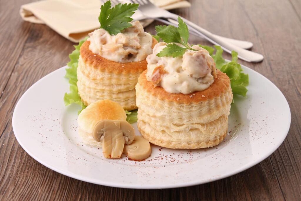 piatto con vol au vent ripieni di funghi 