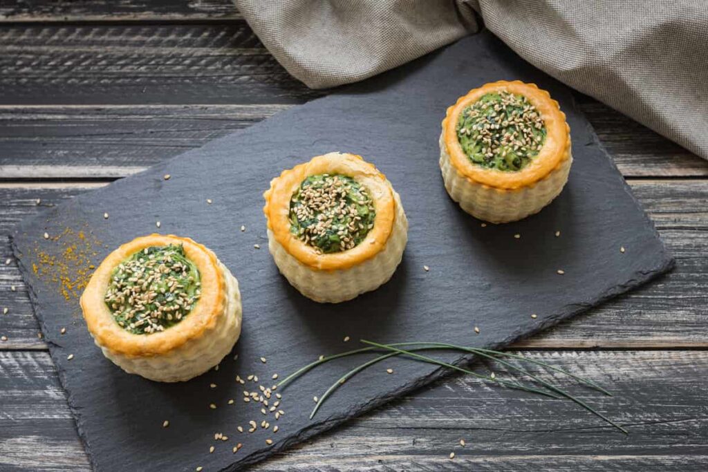 piatto con vol au vent caldi ripieni di spinaci 