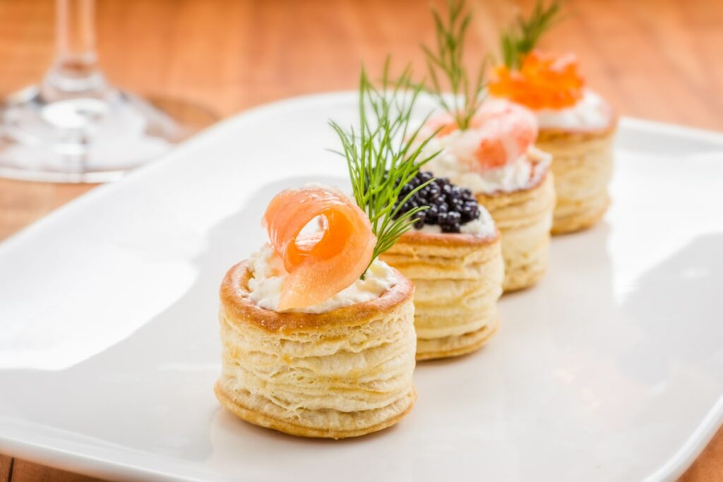 vassoio con vol au vent ripieni freddi con formaggio salmone e gambero