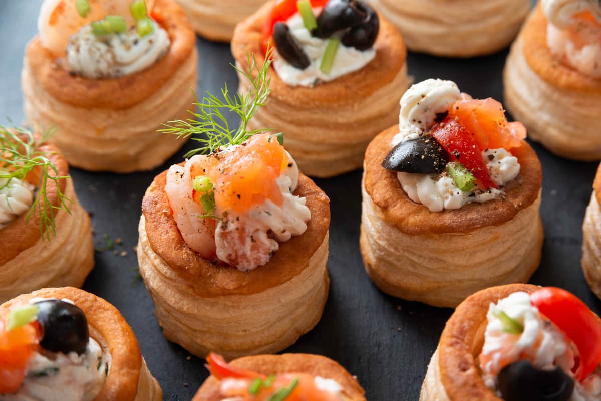 vol au vent farciti con formaggio salmone olive e pomodorini