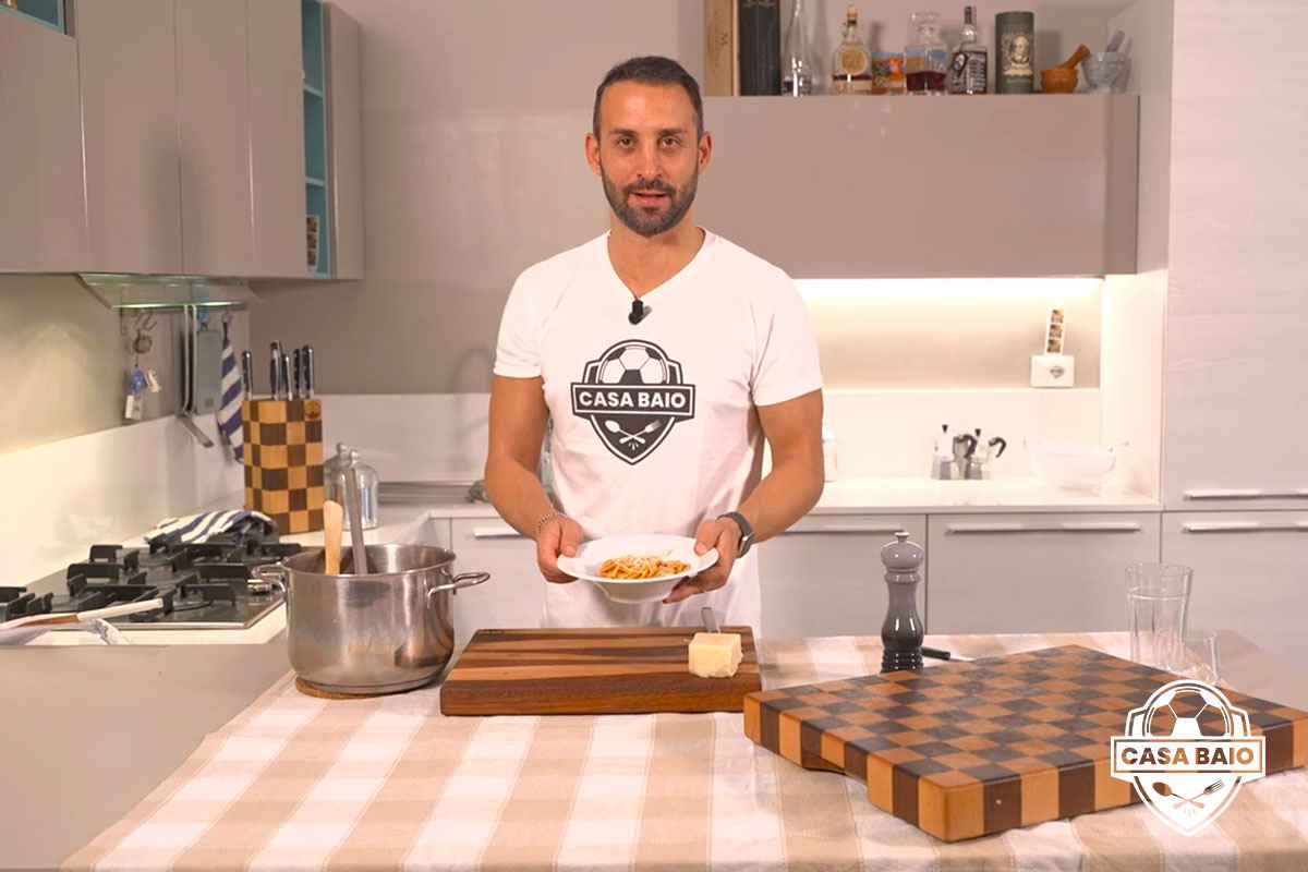 Manuele Baiocchini mentre prepara un piatto di bucatini all'amatriciana