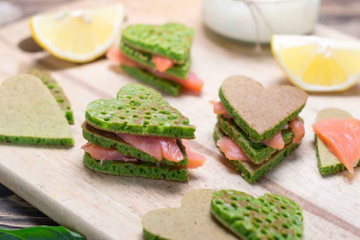 tartine al salmone per gli antipasti a forma di cuore