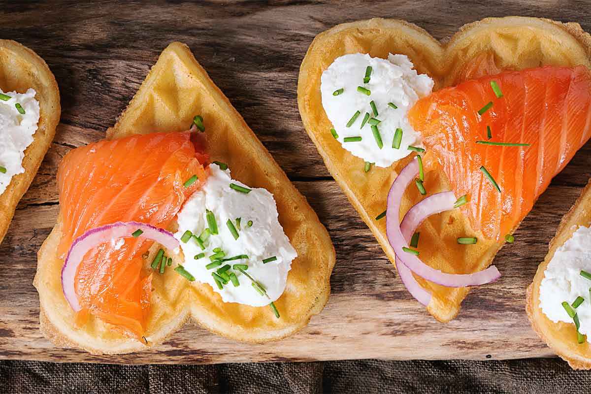 Antipasti a forma di cuore per San Valentino con salmone e formaggio