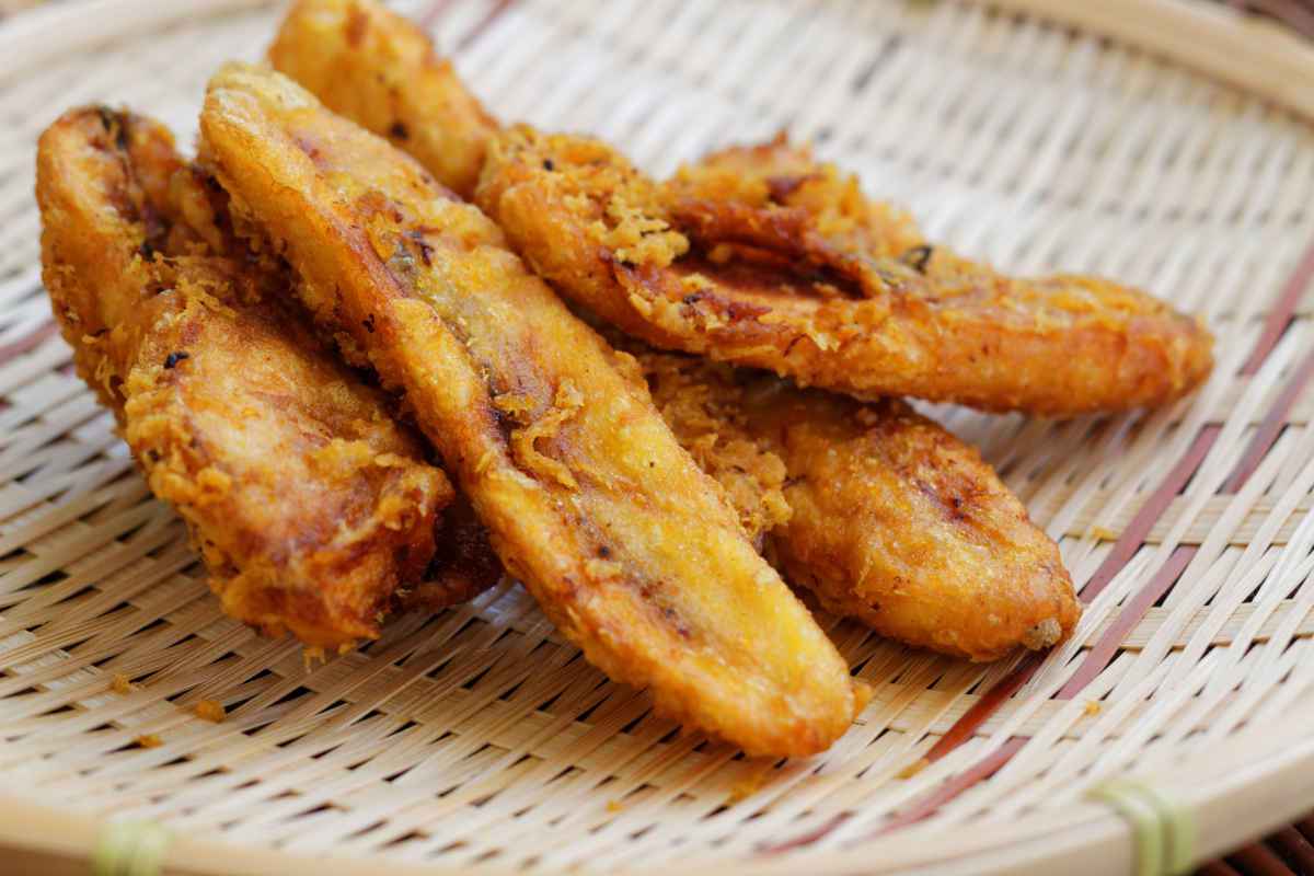 cesto di foglie con banane fritte