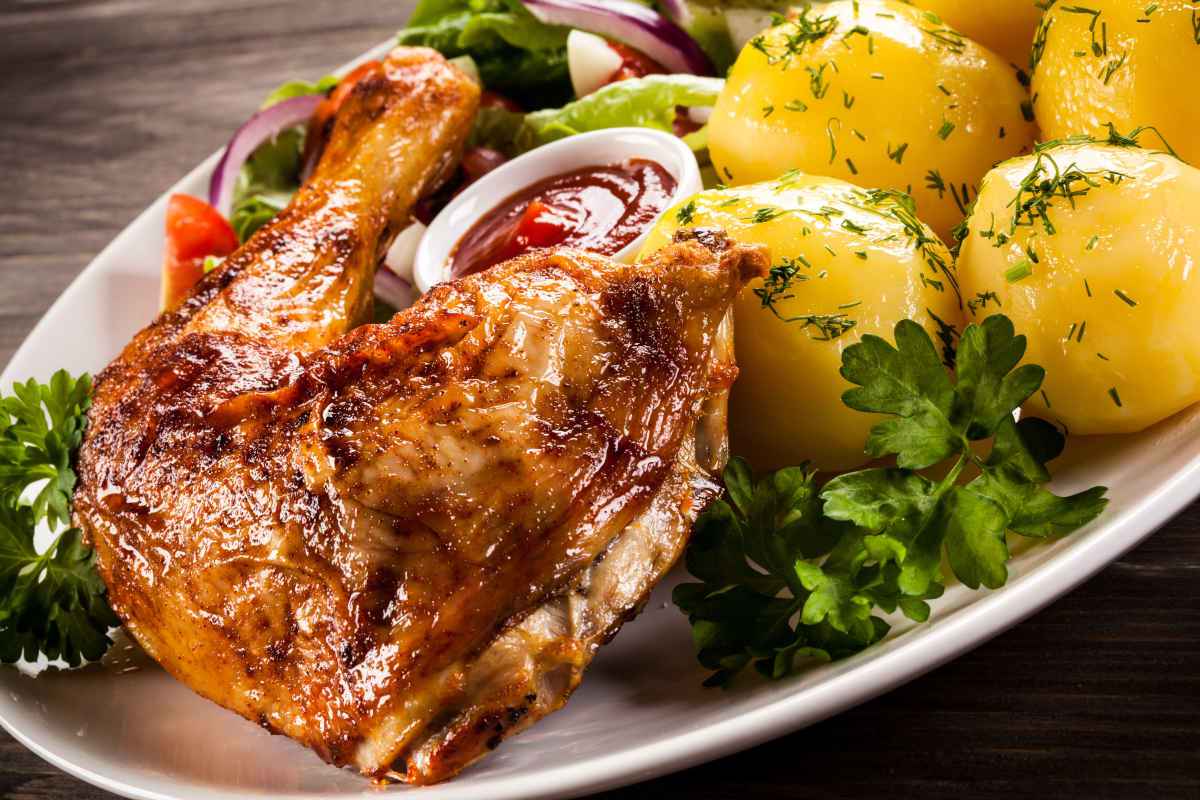 coscia di pollo al forno con patate e prezzemolo