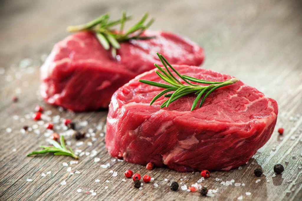 due filetti di manzo pronti per la cottura di ricette con carne rossa