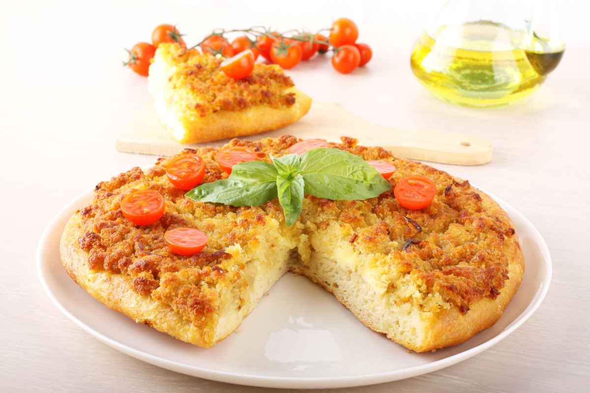 pizza tipo sfincione, focaccia con la cipolla e pomodoro