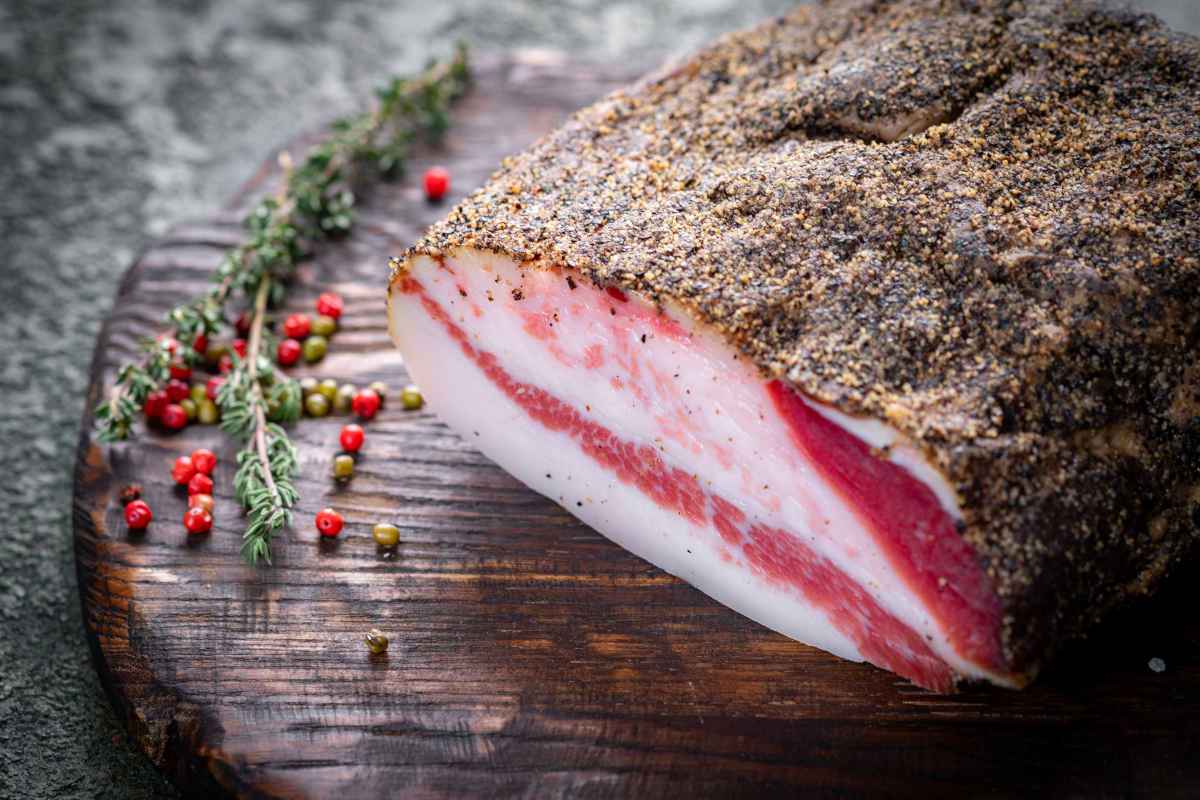 pezzo di guanciale su tagliere di legno