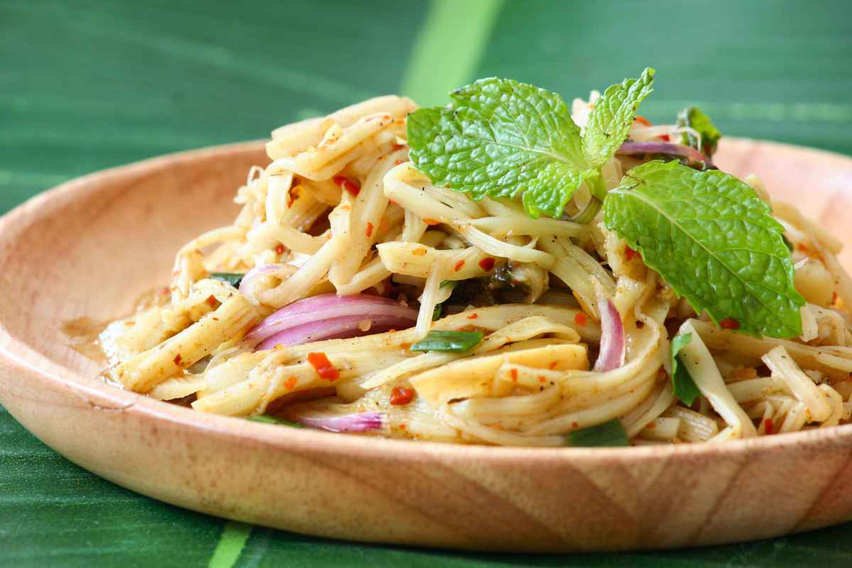 piatto di legno con insalata di bambù