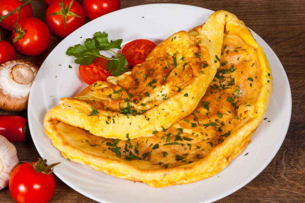 piatto con omelette e pomodorini