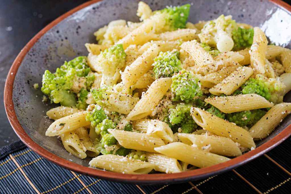 porzione di pasta con broccolo romanesco e salsiccia