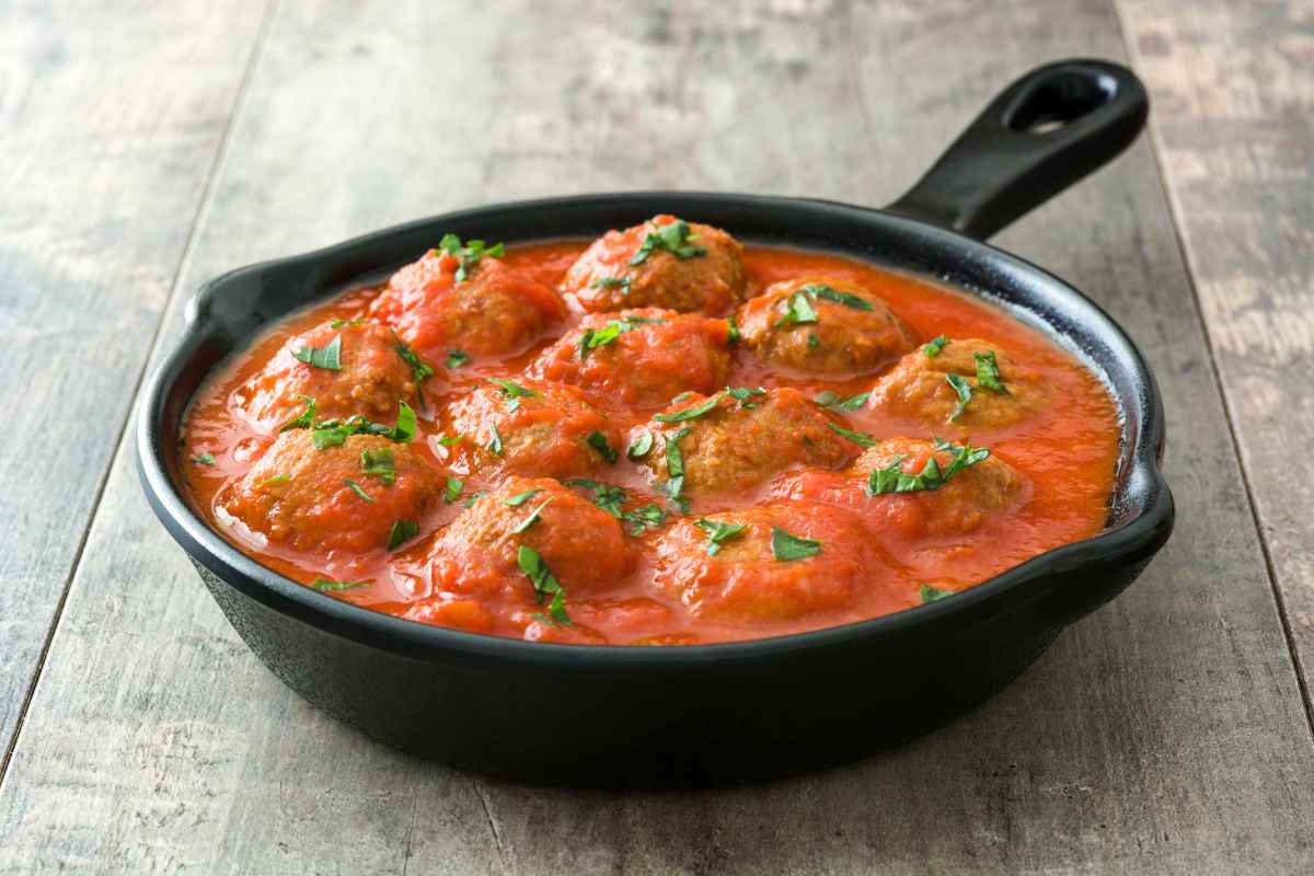 padella in ghisa con polpette di carne in umido