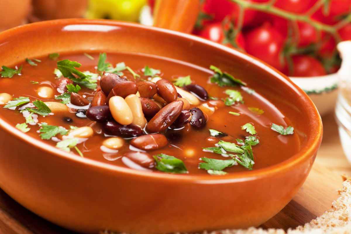 scodella di coccio con zuppa di fagioli