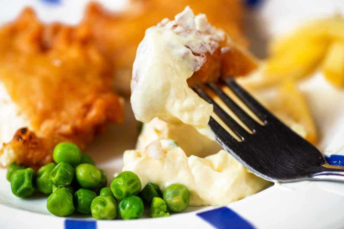 pesce fritto e maionese con pisellini lessati di contorno