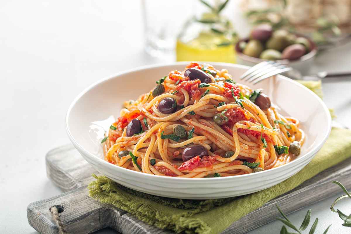 spaghetti alla puttanesca con pomodoro olive e capperi