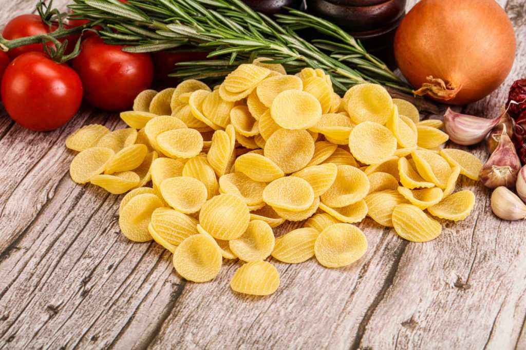 orecchiette fatte in casa con acqua e farina pronte per essere usate nelle ricette