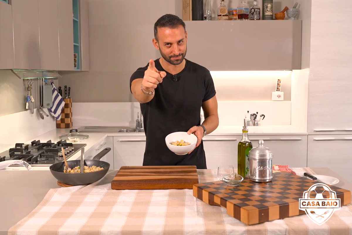 Manuele Baiocchini in cucina mentre prepara il riso alla cantonese