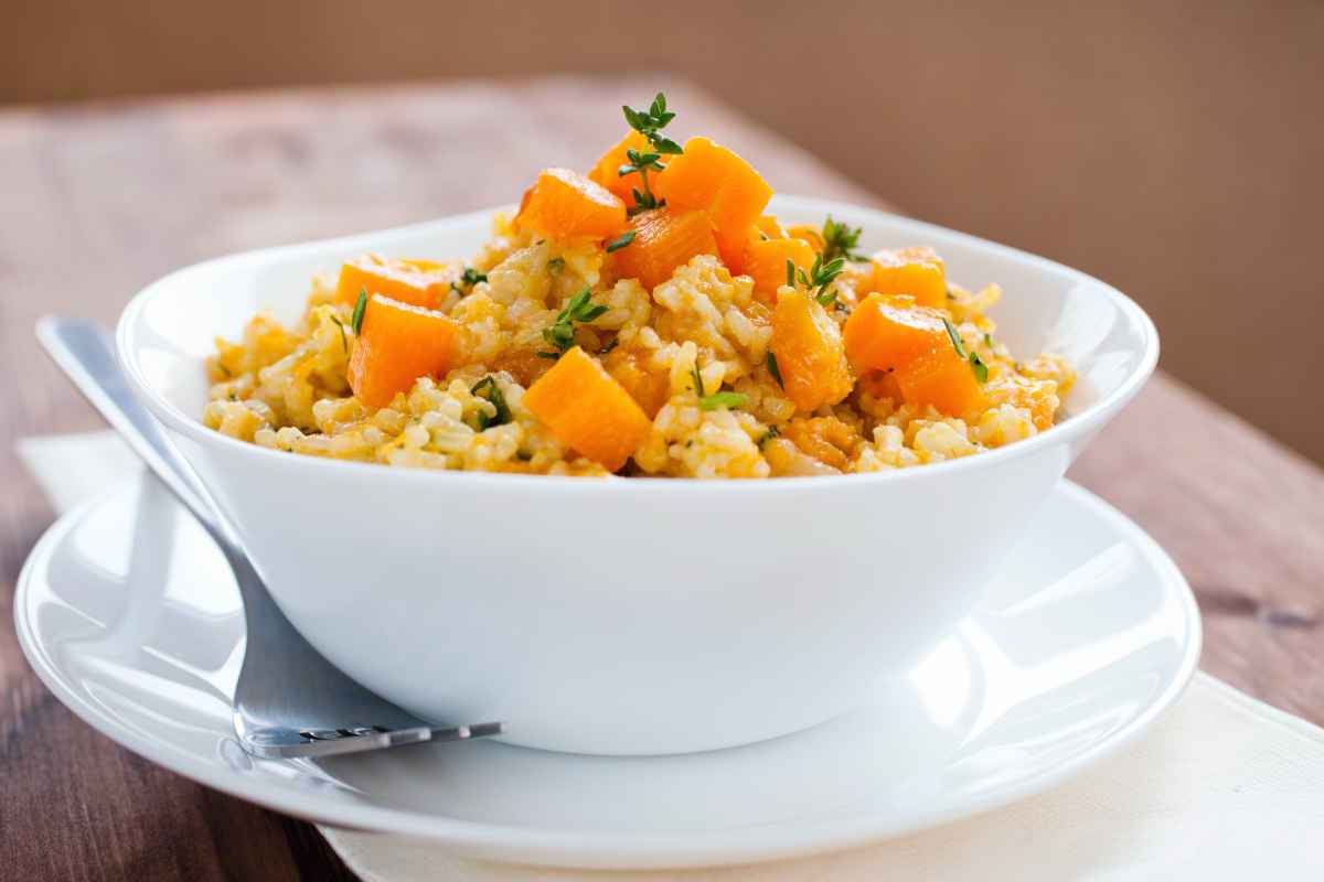 piatto bianco con risotto vegano alla zucca