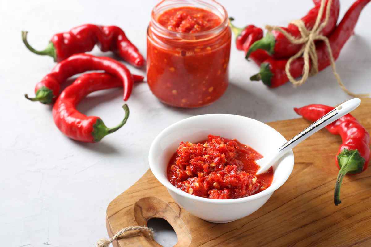 salse piccanti con peperoncino rosso e altri ingredienti