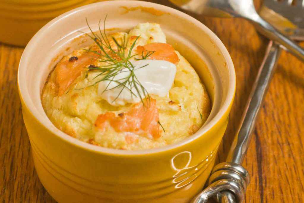 ciotoline di ceramica con souffle al salmone