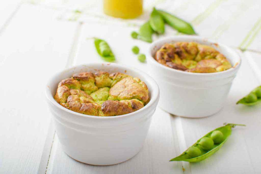 ramekin con souffle alle verdure con porri e piselli