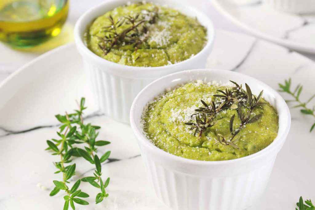 ramequin di ceramica con soufflè di zucchine