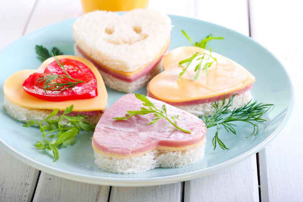 piatto con tartine di pan carre a forma di cuore