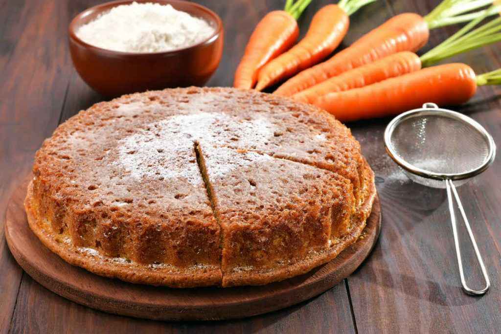 torta con carote semplice spolverata con zucchero a velo