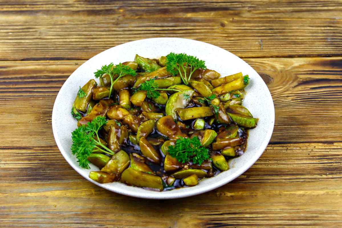 piatto di zucchine alla cinese con salsa di soia