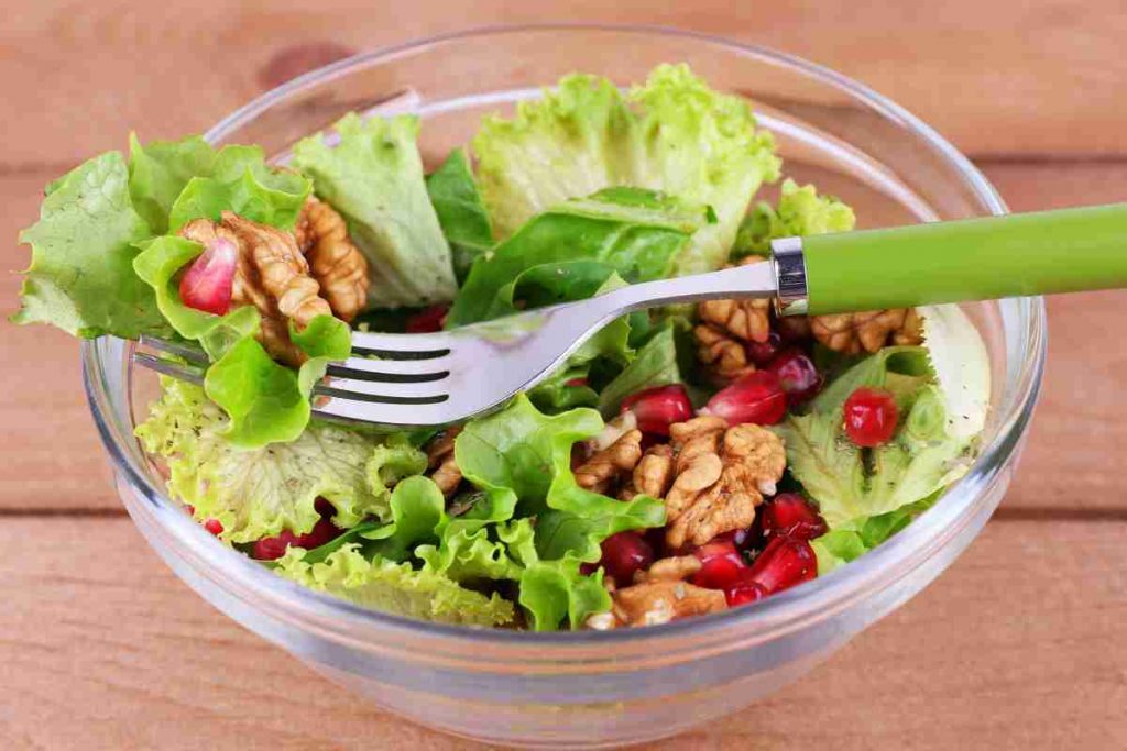 Insalata con melograno in una ciotola