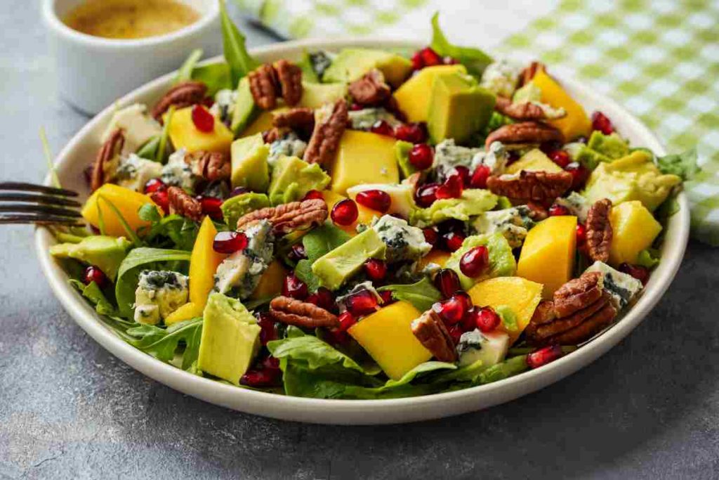 Insalata di frutta e verdura arcobaleno