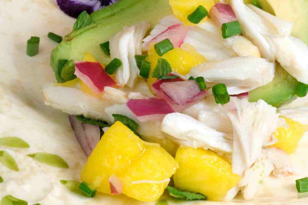 Insalata di mango avocado e granchio 