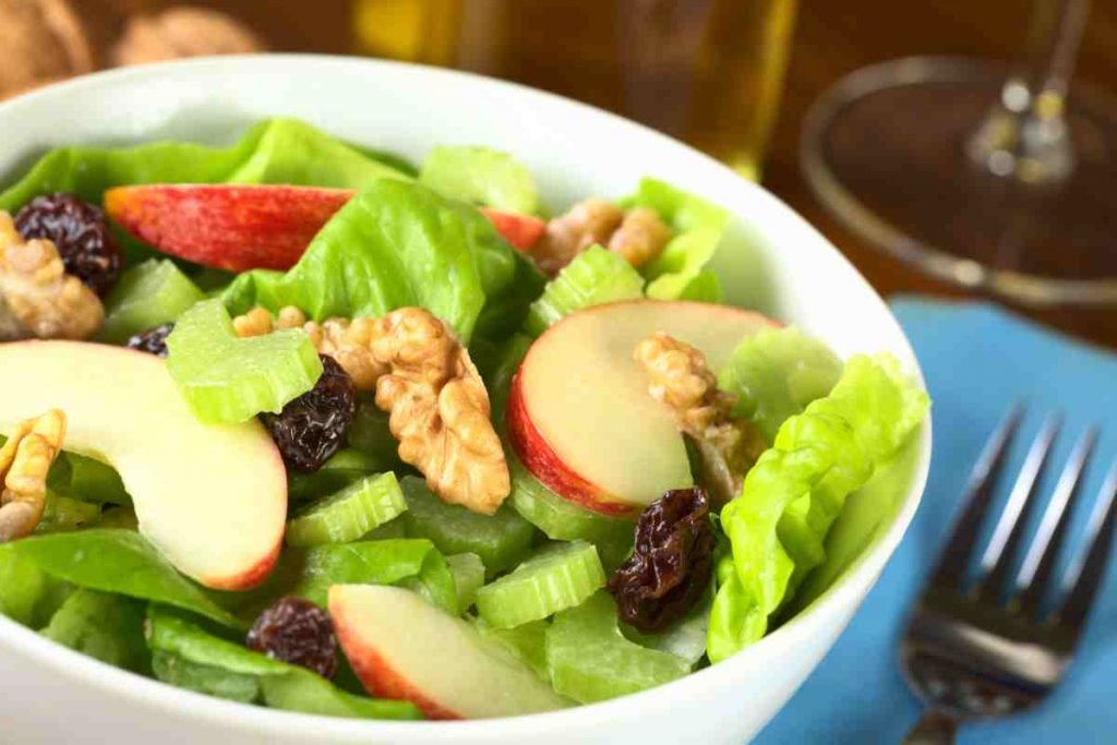 Insalata di mele uvetta e noci