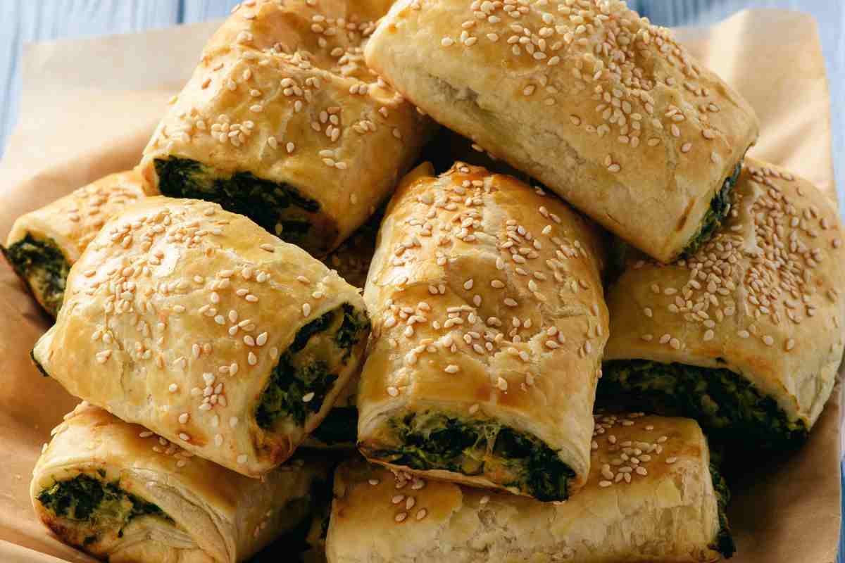 Sfogliatine con cime di rapa in un piatto