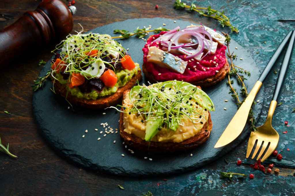 vassoio tondo di ardesia con tartine miste per l'aperitivo di carnevale