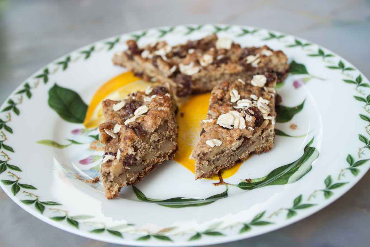 piatto con tre biscotti quaresimali con le mandorle